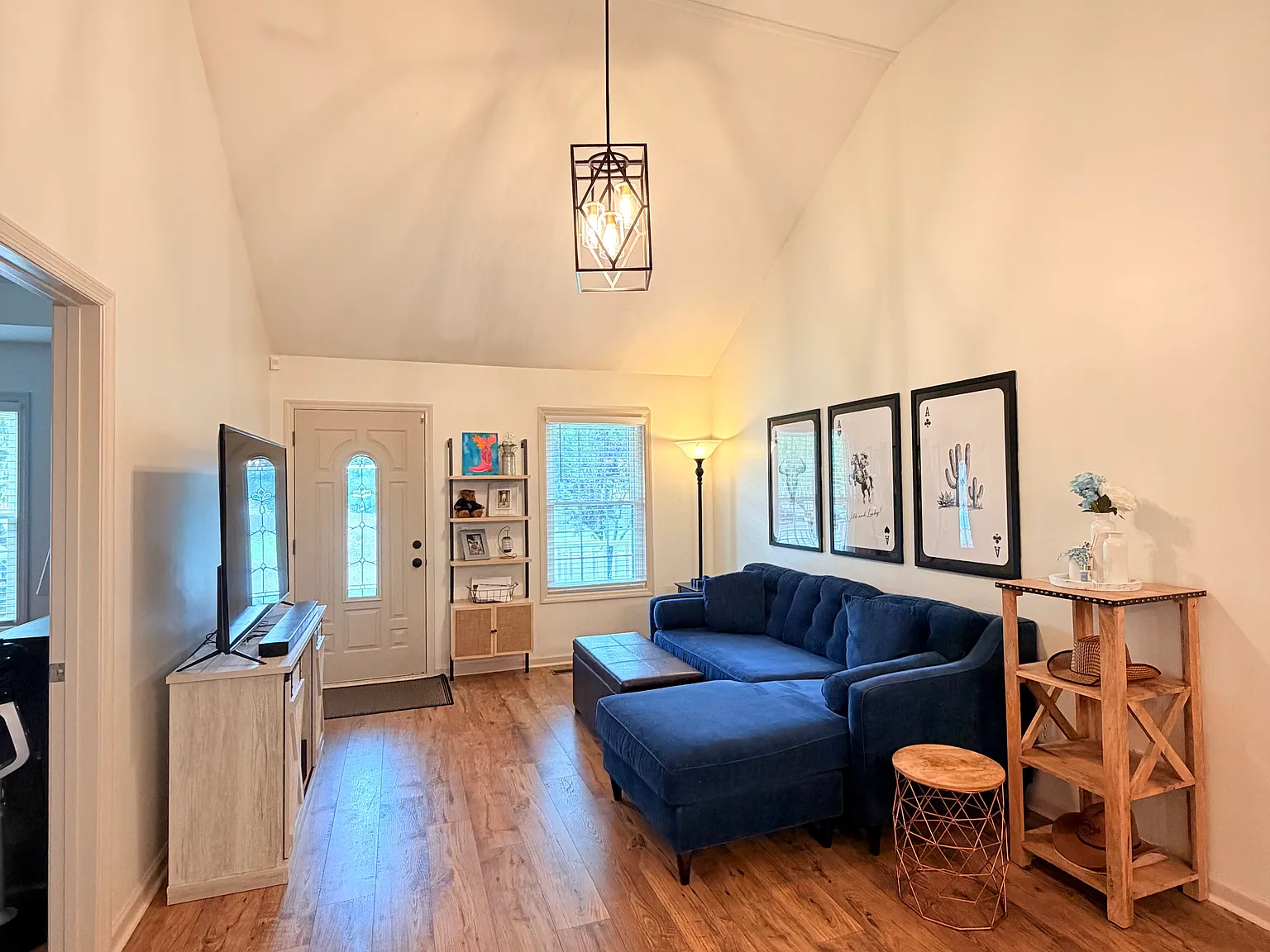 3 bed, 1355 sqft, $2,450 — Photo 2