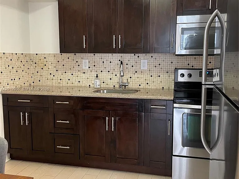 221 SW 9th Ave #2 — Photo 3