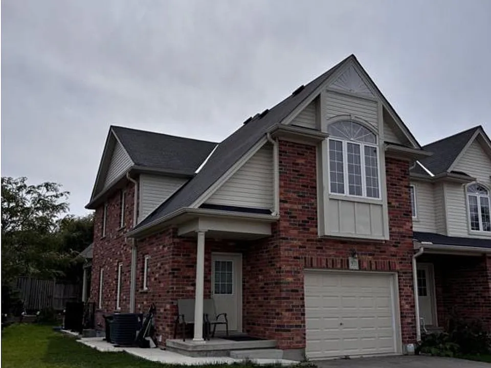971 Silverfox Cres