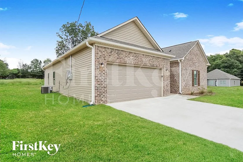 3 bed, 2.0 bath, 1801 sqft, $1,850 — Photo 2