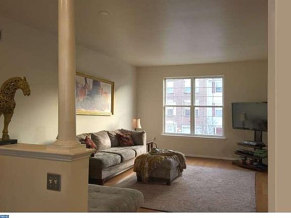 4th image of 23 Carrick Ln