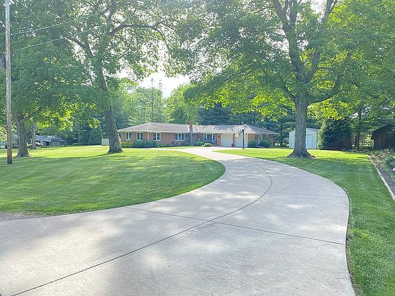Nice driveway leads to home!