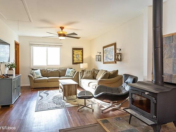 Image 2: 02_9552UnionPierRd_1_LivingRoom_LowRes