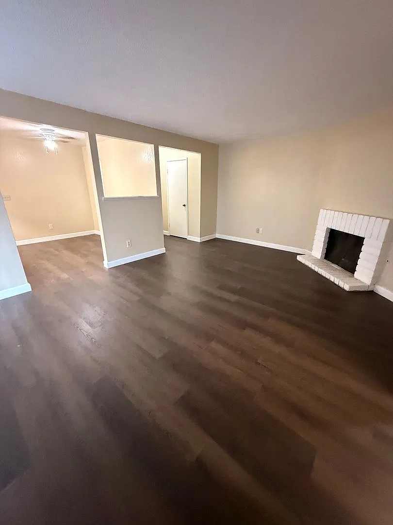 Charming 23BR/2BA Duplex — Photo 2