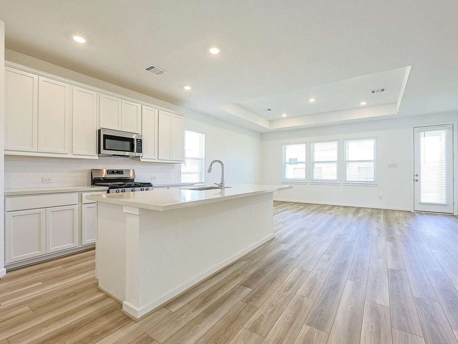 4 bed, 3.0 bath, 2016 sqft, $3,100 — Photo 3