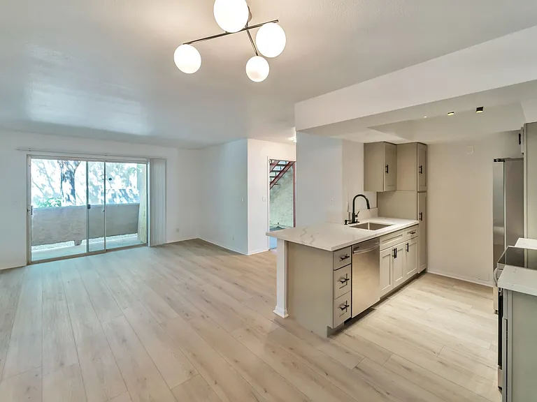 Valencia Apartments — Photo 26