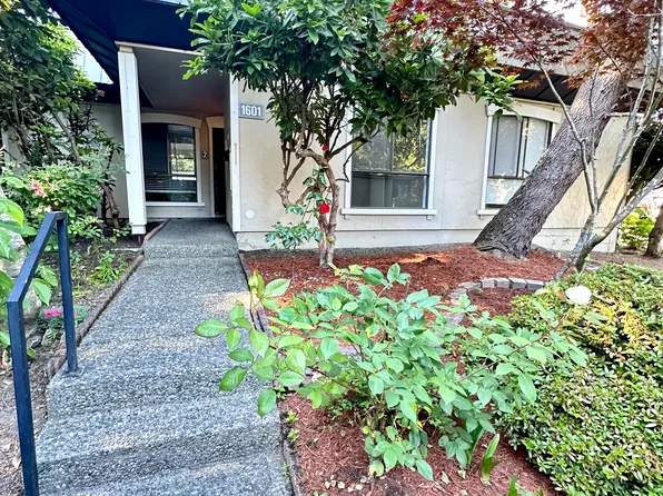 1601 102nd Pl NE #E-2, Bellevue, WA 98004