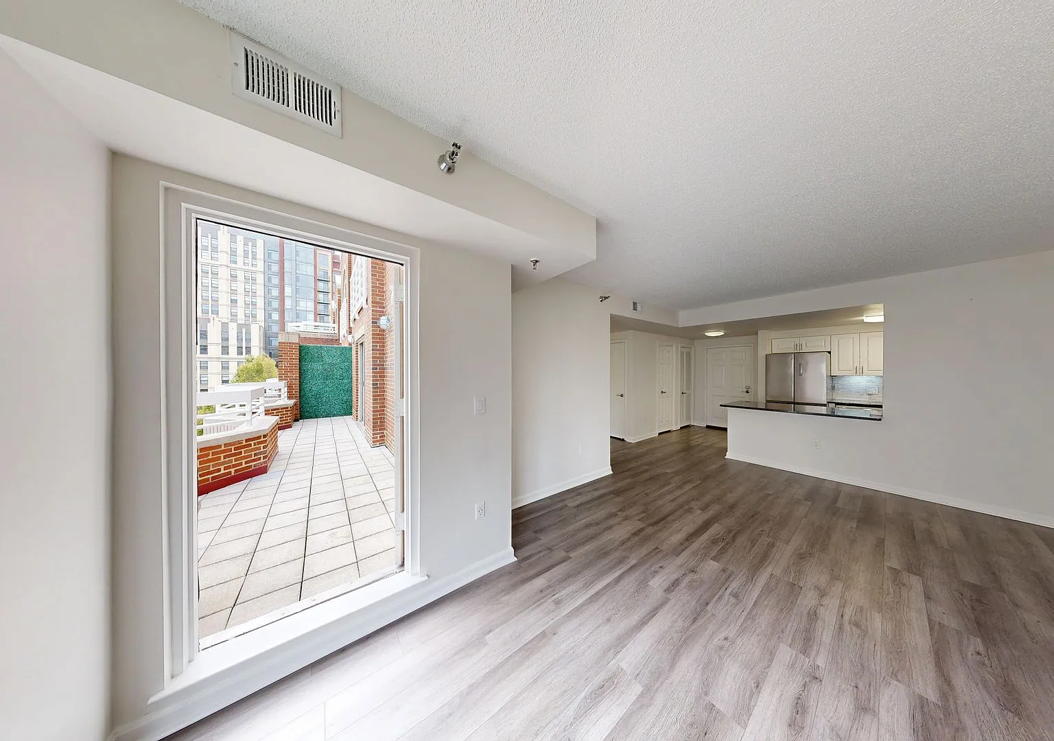 Beautifully updated 2Bed/2bath Condo w/ two garage parking spaces! — Photo 1