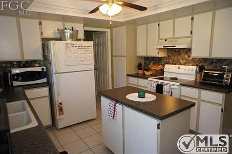 Fully equipped Kitchen with modern countertops and backsplash