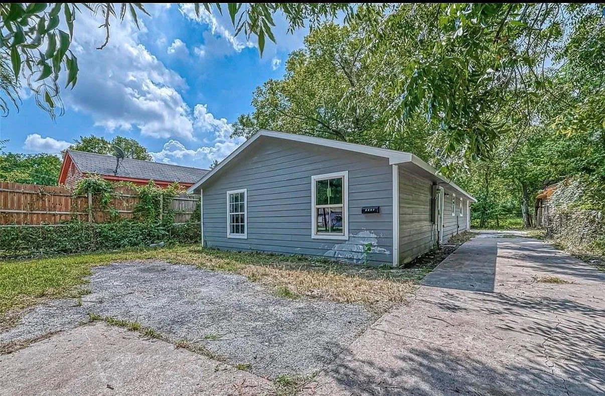 2 bed, 1.0 bath, 815 sqft, $970 — Photo 2