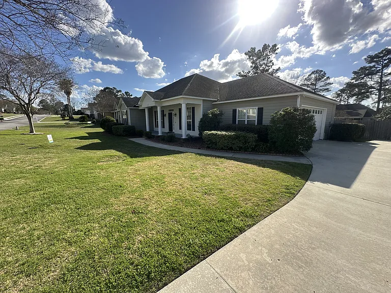 3650 Victoria Dr — Photo 2