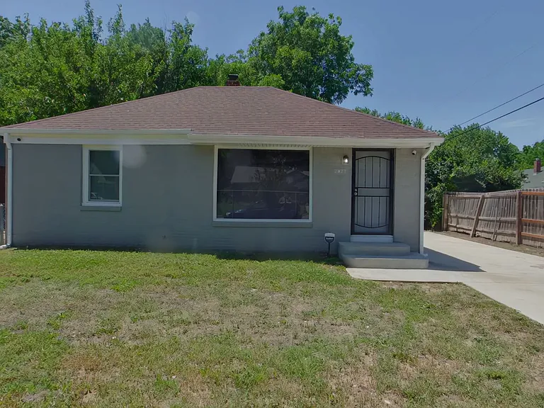 2027 N Spruce St — Photo 2