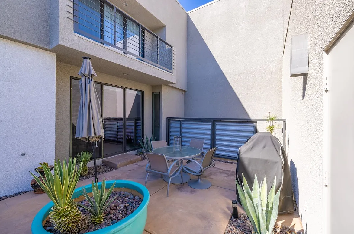 1506 E Baristo Rd — Photo 4