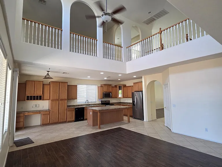 2709 W Redwood Ln — Photo 8