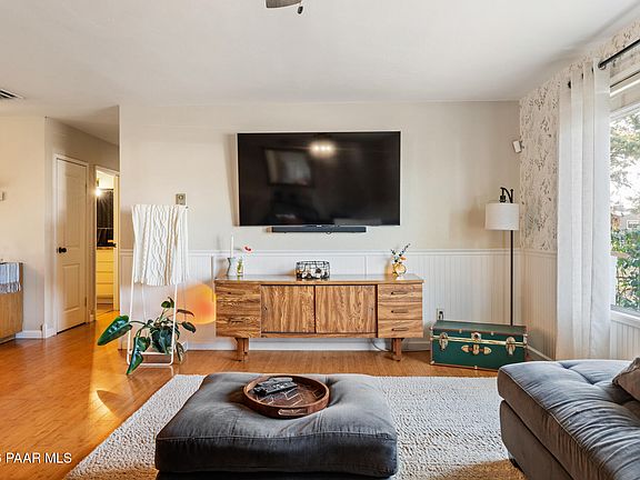 3rd image of 3659 N Taylor Dr