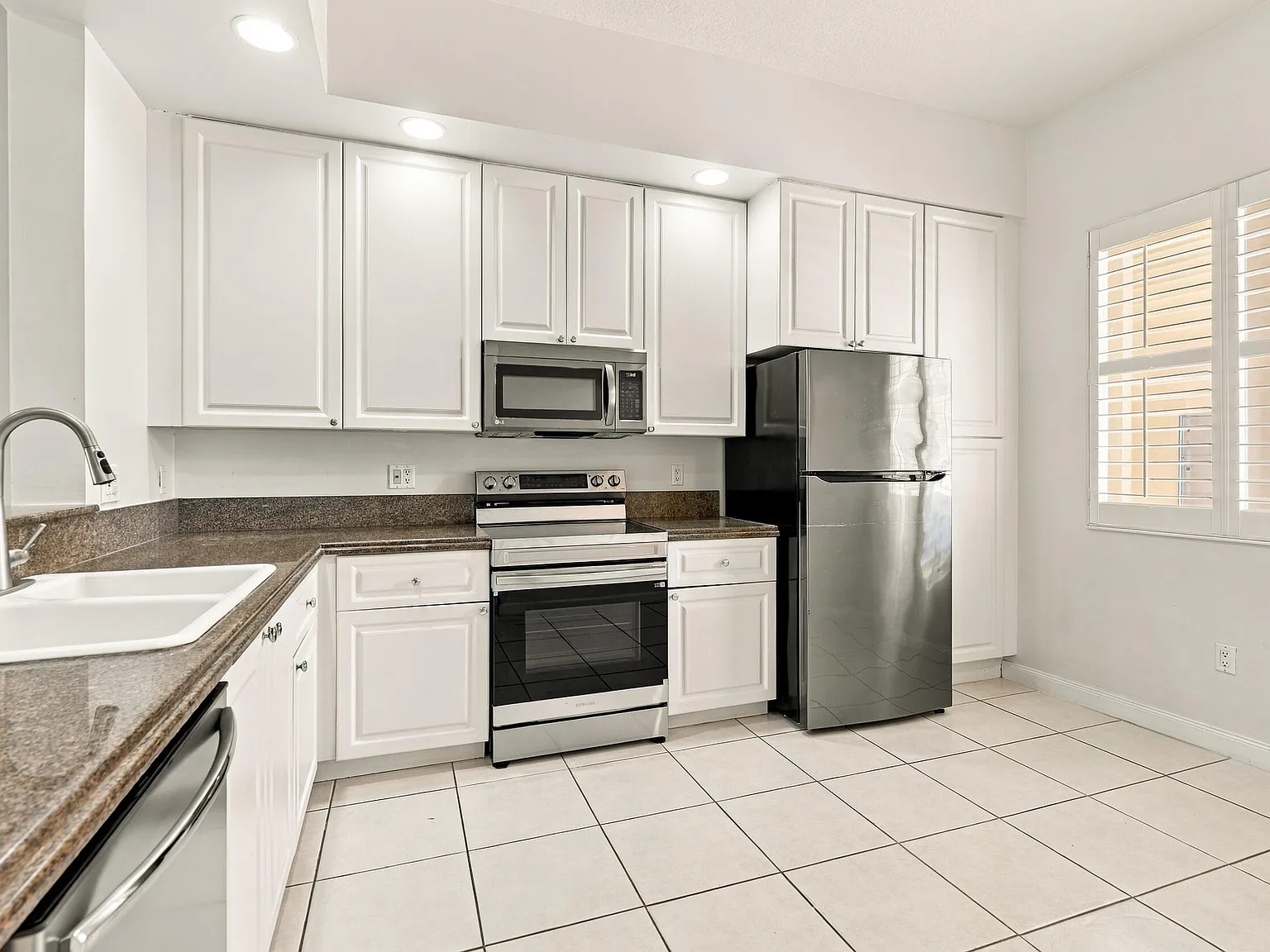 2 bed, 2.0 bath, 1989 sqft, $2,600 — Photo 3