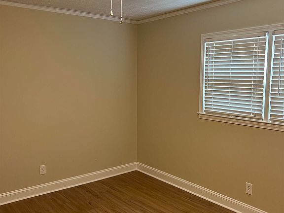 5th image of 12 Sandown Ln