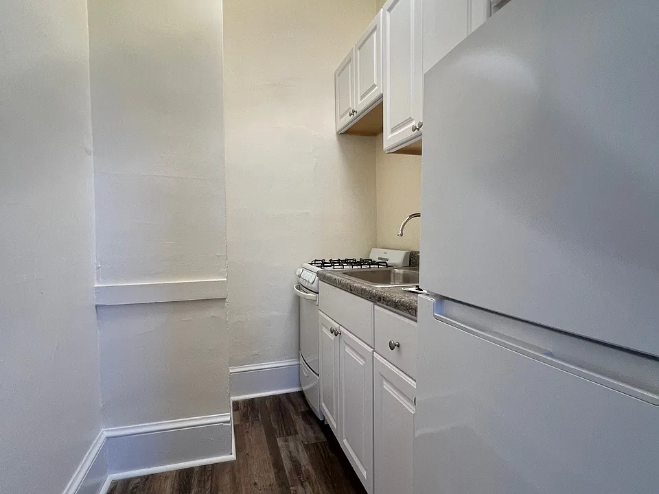 One bedroom standard kitchen