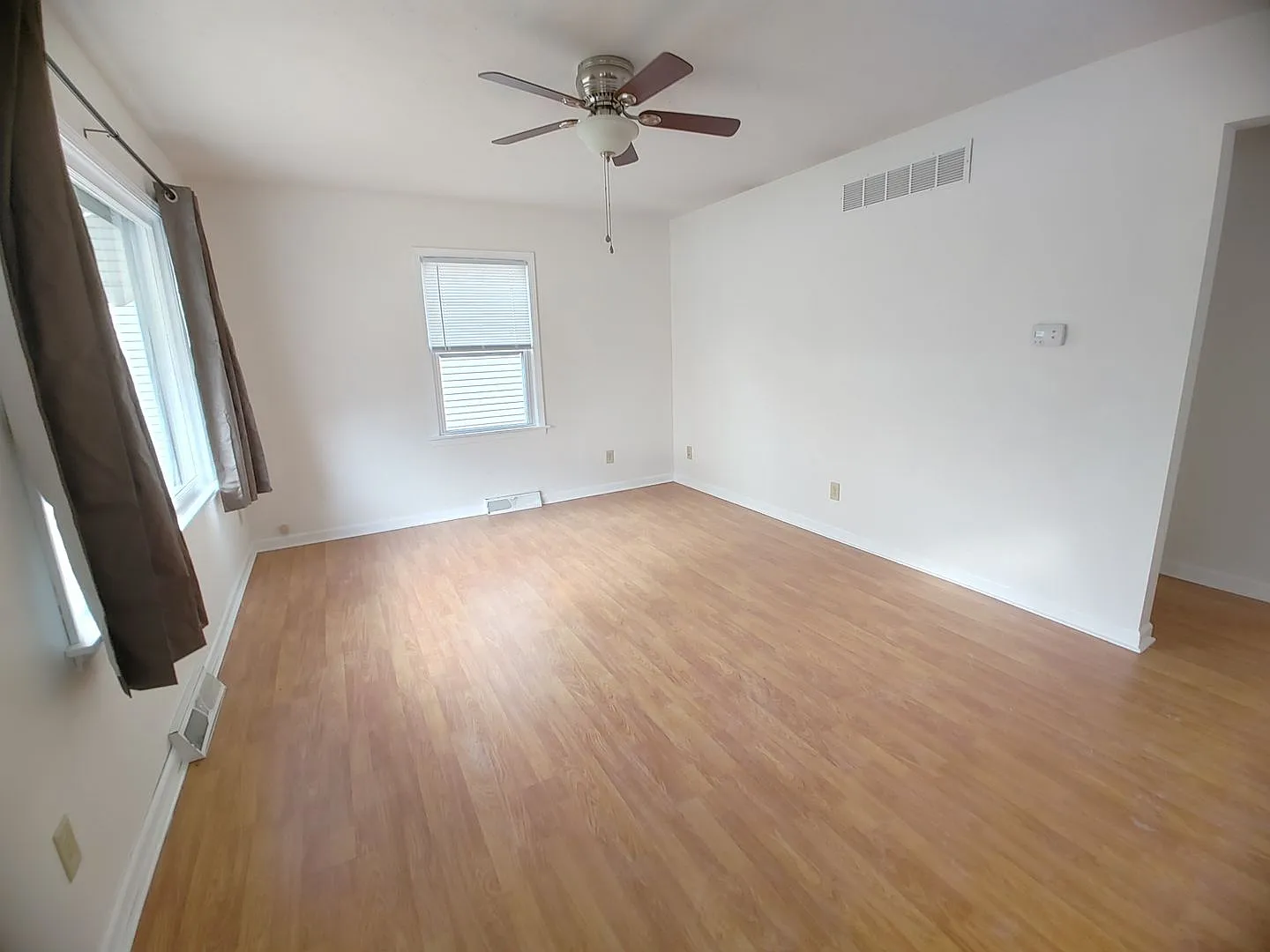 Charming 2 Bedroom 2 Bathroom House! — Photo 3