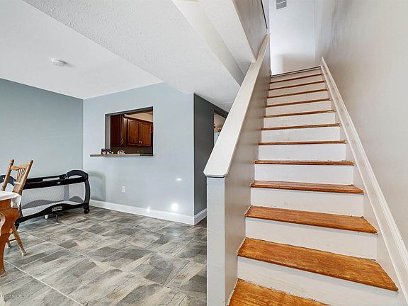 2nd image of 49 Carlyle Grn