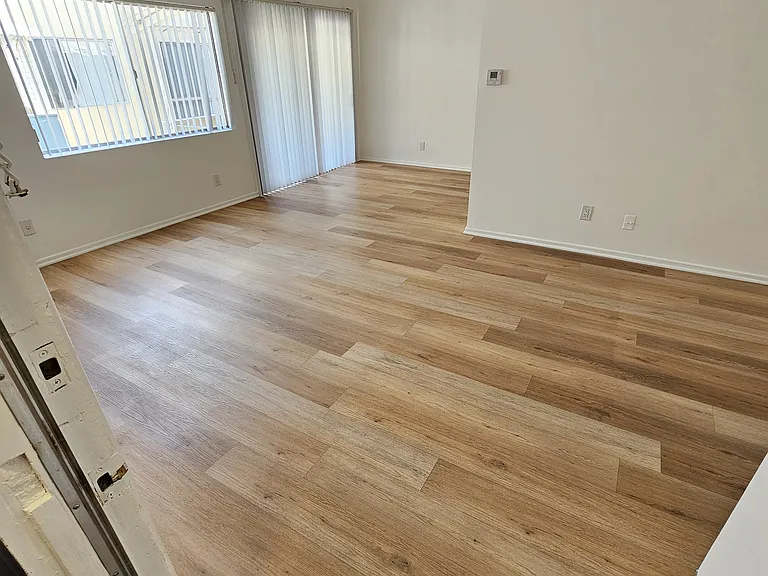 910 N Orange Grove Ave — Photo 2