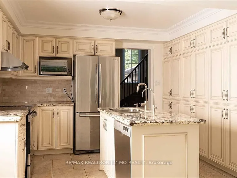 35 McKay Cres — Photo 4