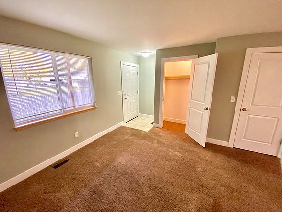 4th image of 818 Grand Ave NE APT C