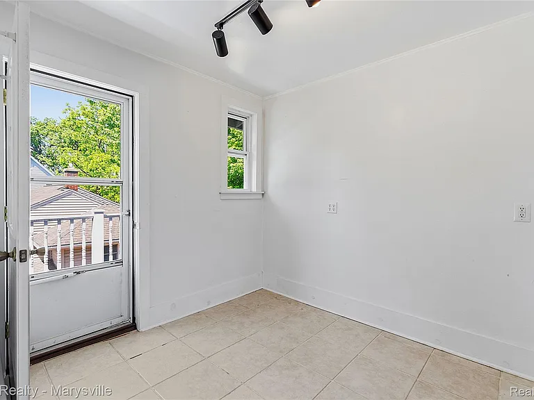 504 Clinton Ave — Photo 28