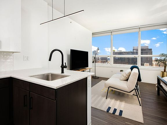 2nd image of 765 W Adams St APT 2108