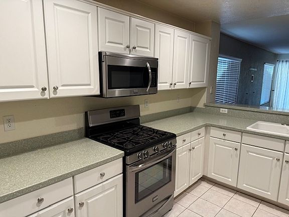 2nd image of 10 White Lily Ct