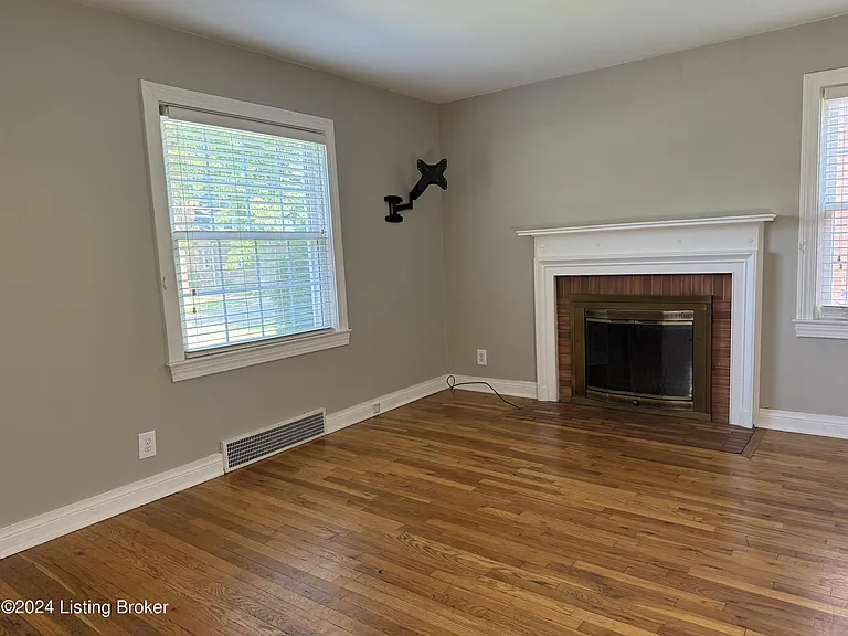 249 Norbourne Blvd — Photo 4