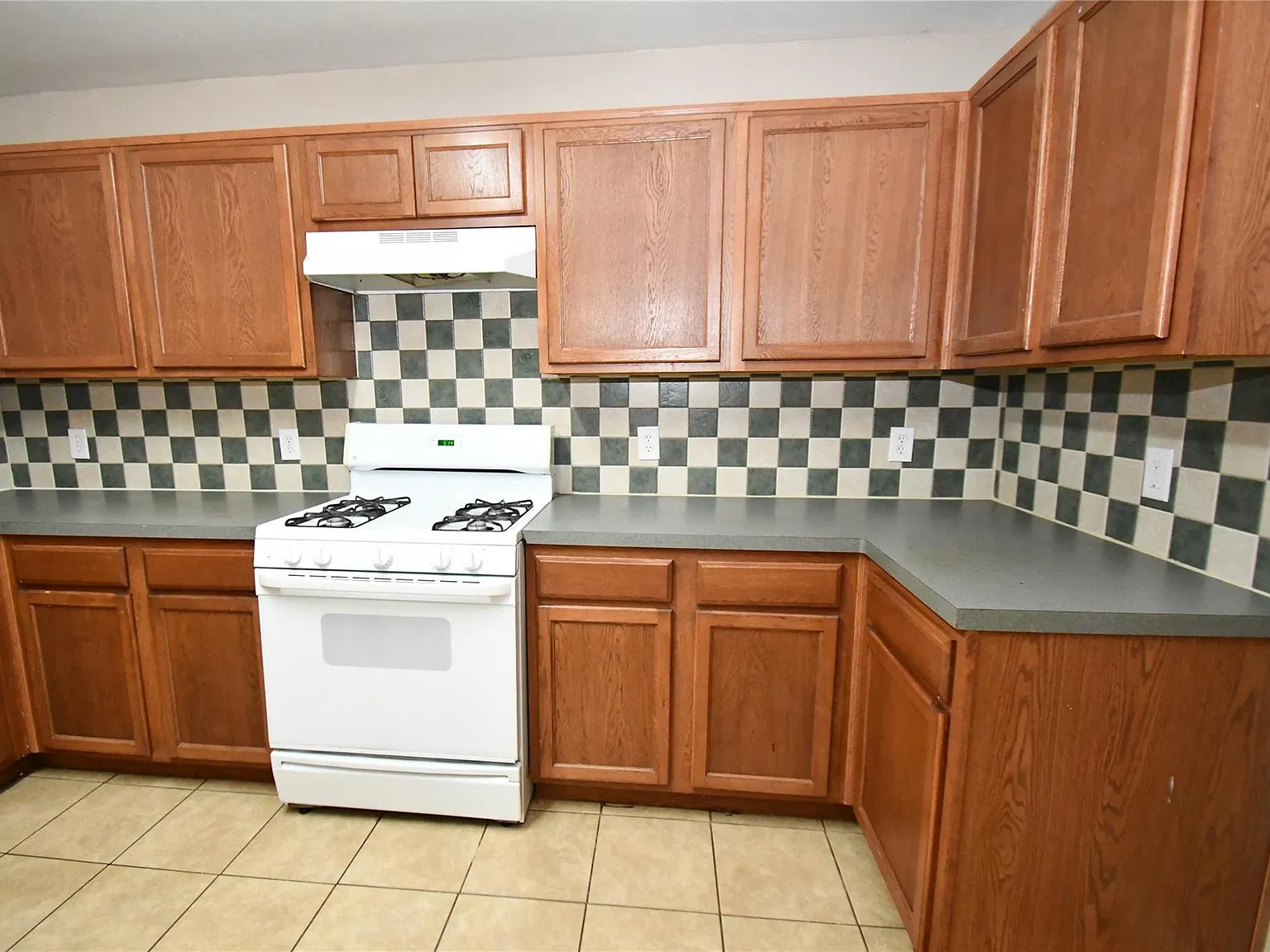 4 bed, 2.0 bath, 2609 sqft, $2,295 — Photo 3