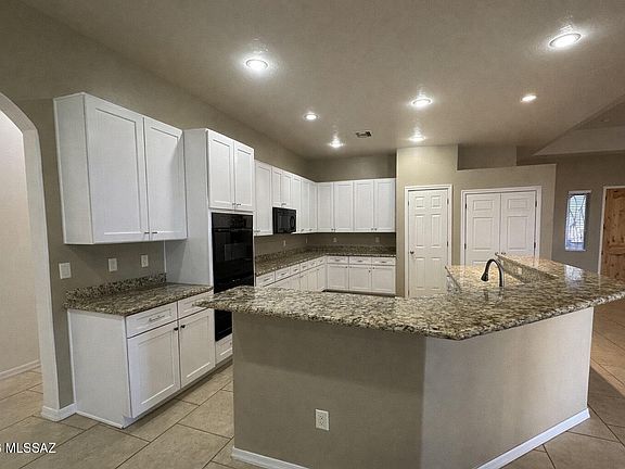 4th image of 2921 E Edward Ln