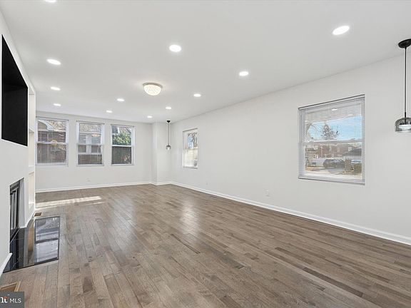 5th image of 323 Derwyn Rd