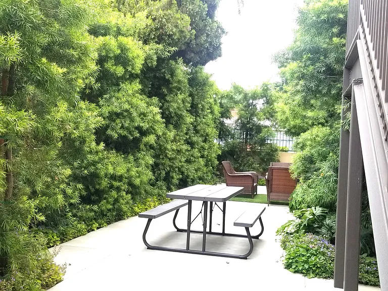 13439 Burbank Blvd — Photo 7