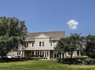 1600 E Bristlecone Dr, Hartland, WI