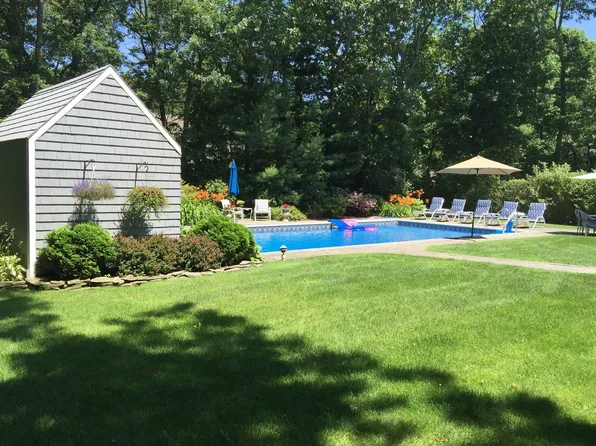 https://photos.zillowstatic.com/fp/7a16cc5ce3d732d86a8e413f9e02fdaa-p_e.webp