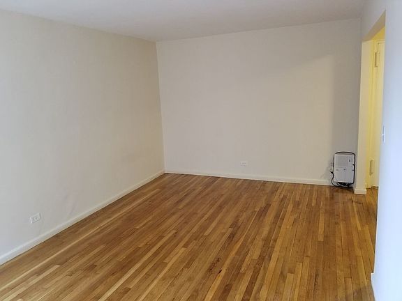 5th image of 2060 E 19th St APT 2I