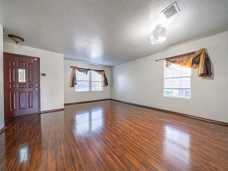 9314 Magnolia Grv — Photo 2