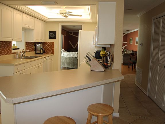 Kitchen, eat in bar