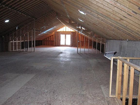 4th image of 207 Fisher Ave