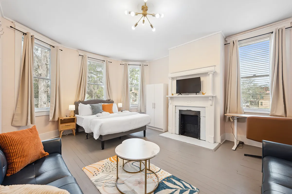 Building Photo - 509 W 37th St #2