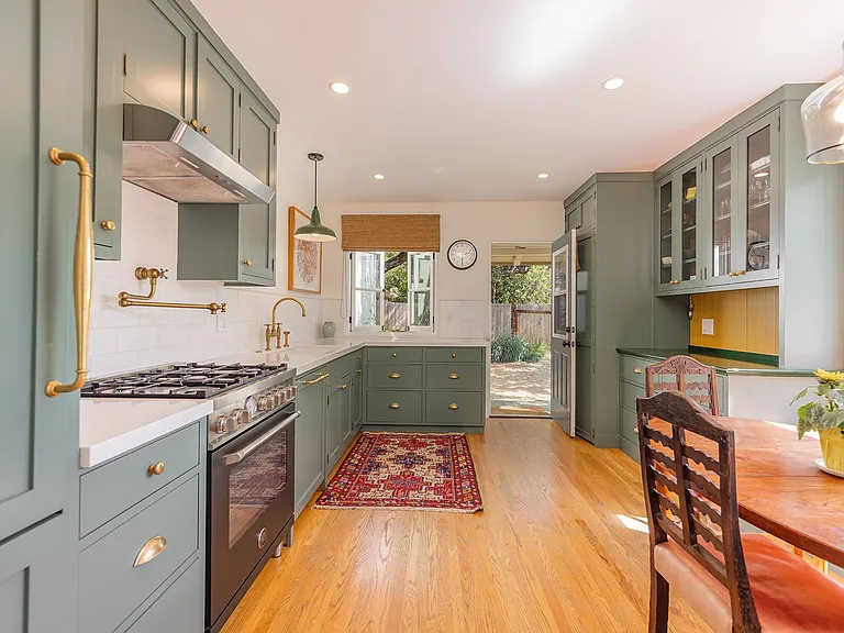 112 E Summer St — Photo 4