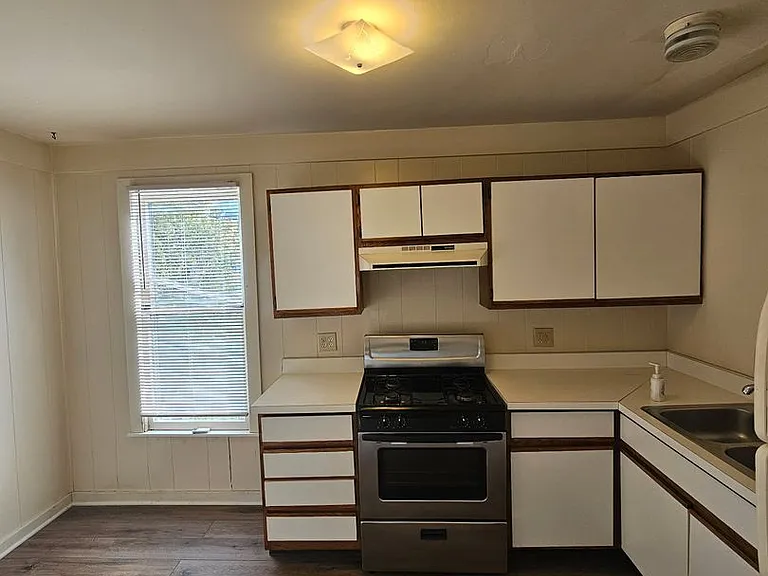 904 Rogers St. — Photo 4