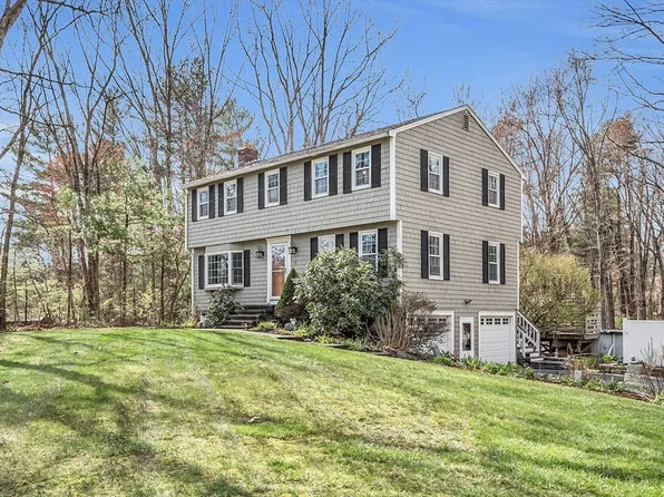 16 Colonial Dr, Dracut, MA 01826