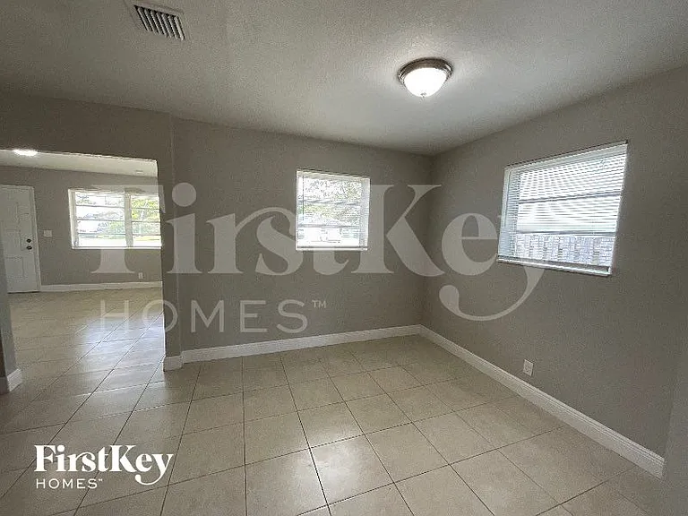 2435 Liberty St — Photo 5