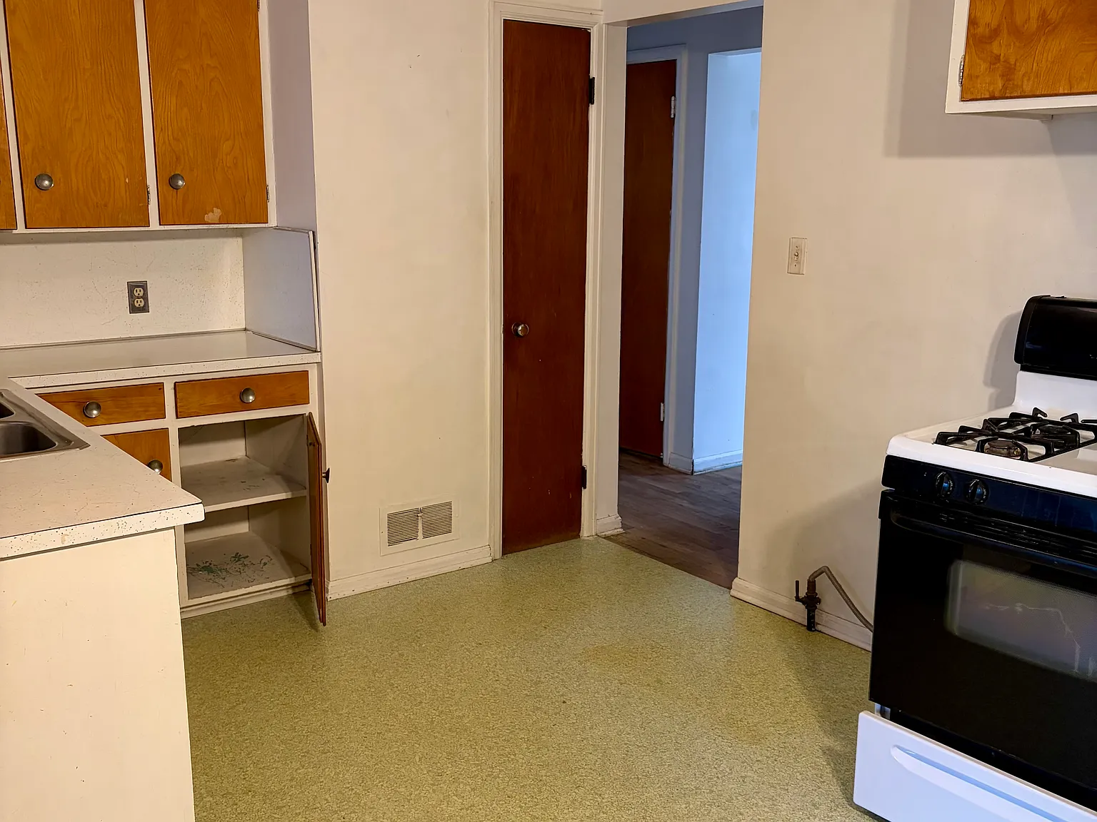 3 bed, 1.5 bath, 1550 sqft, $1,000 — Photo 3