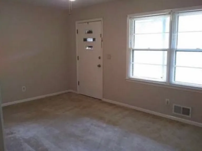 22 Marty Ln — Photo 3