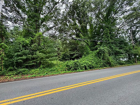 2nd image of 22 Haggetts Pond Rd
