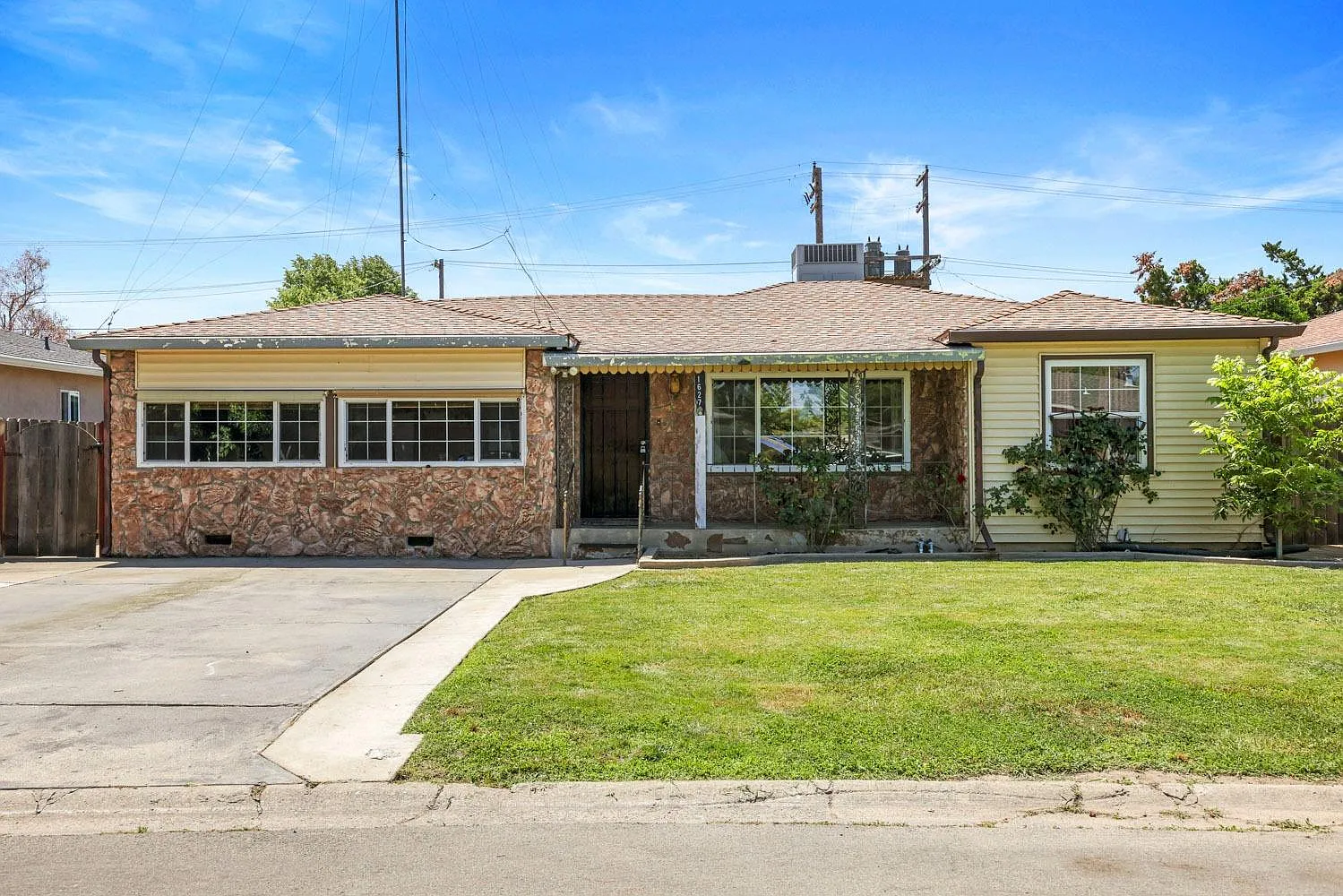 1627 Honeysuckle Dr photo 1